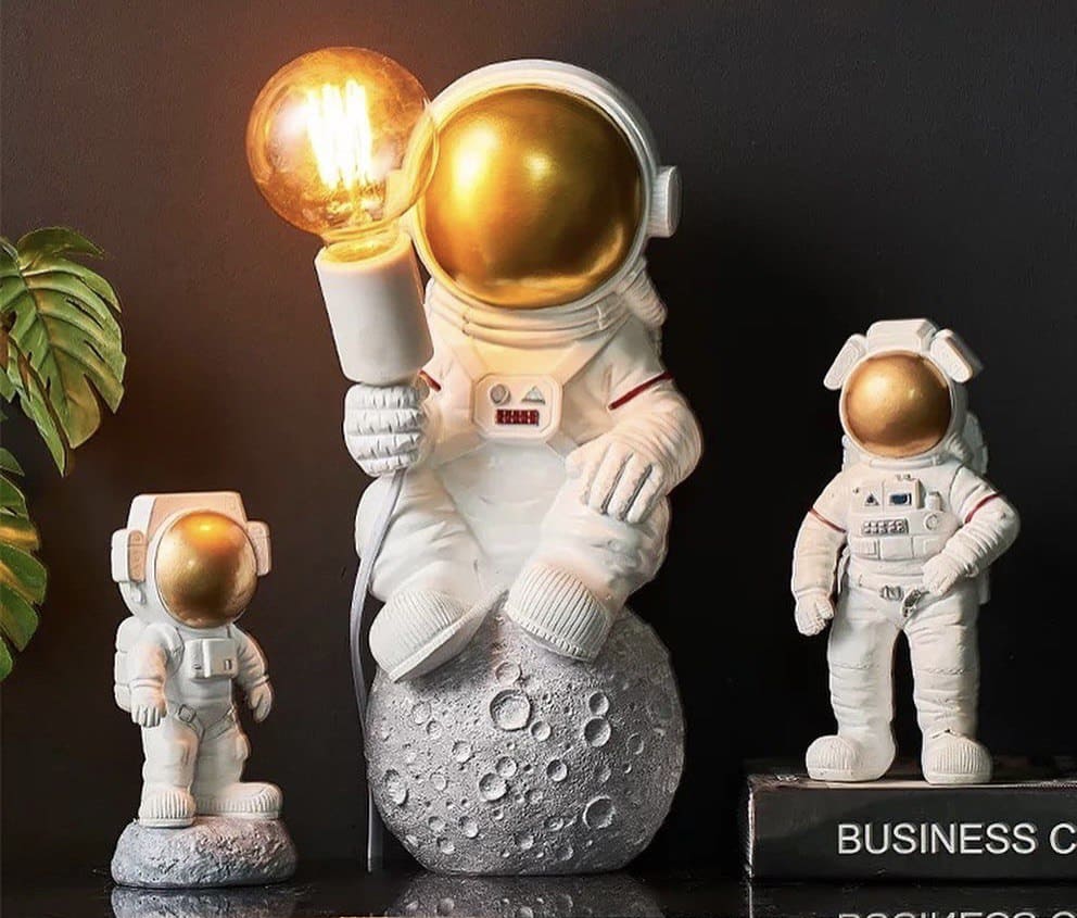 Настільний світильник космонавт на місяці білий. Décoration d'astronaute en style loft pour l'intérieur