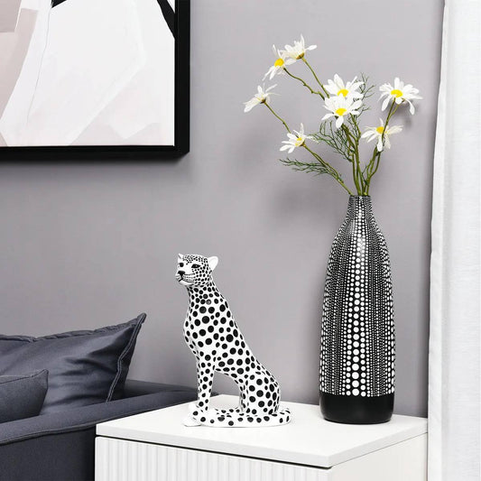 Leopard figurine black and white