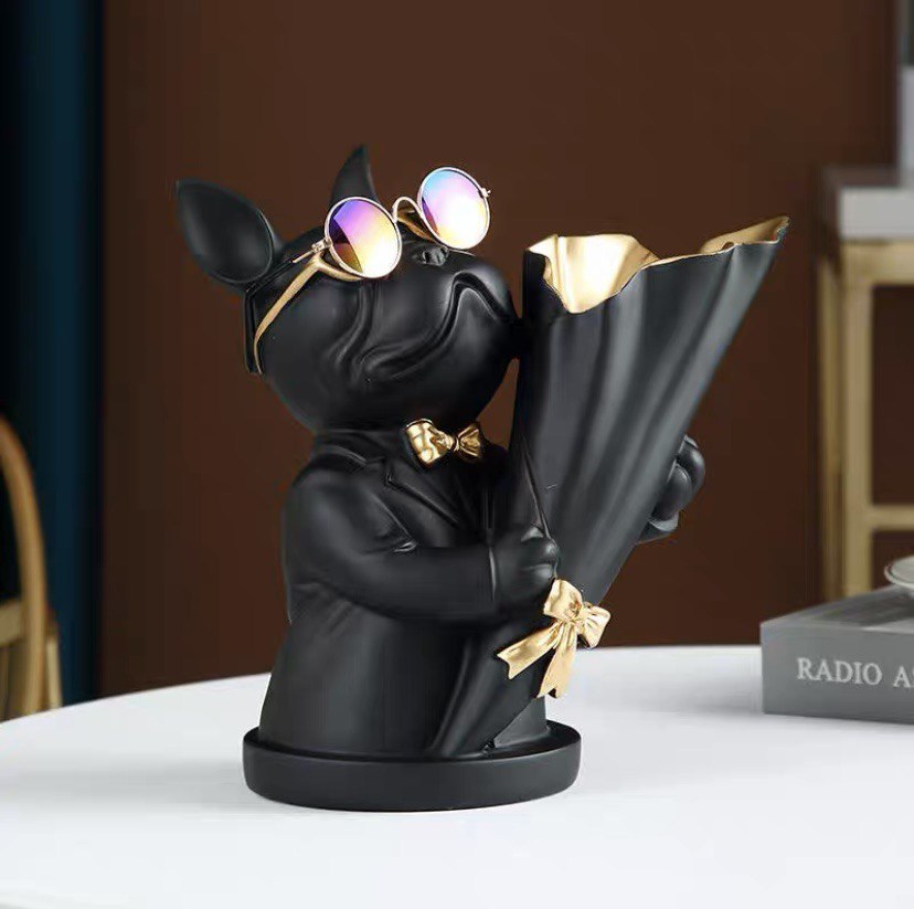 La statue est dans les bureaux de la ville. Figurine France Bouldogue pour l'intérieur