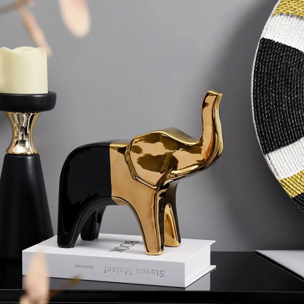 La statue est actuellement en place pour l'argent. Figurines pour l'intérieur