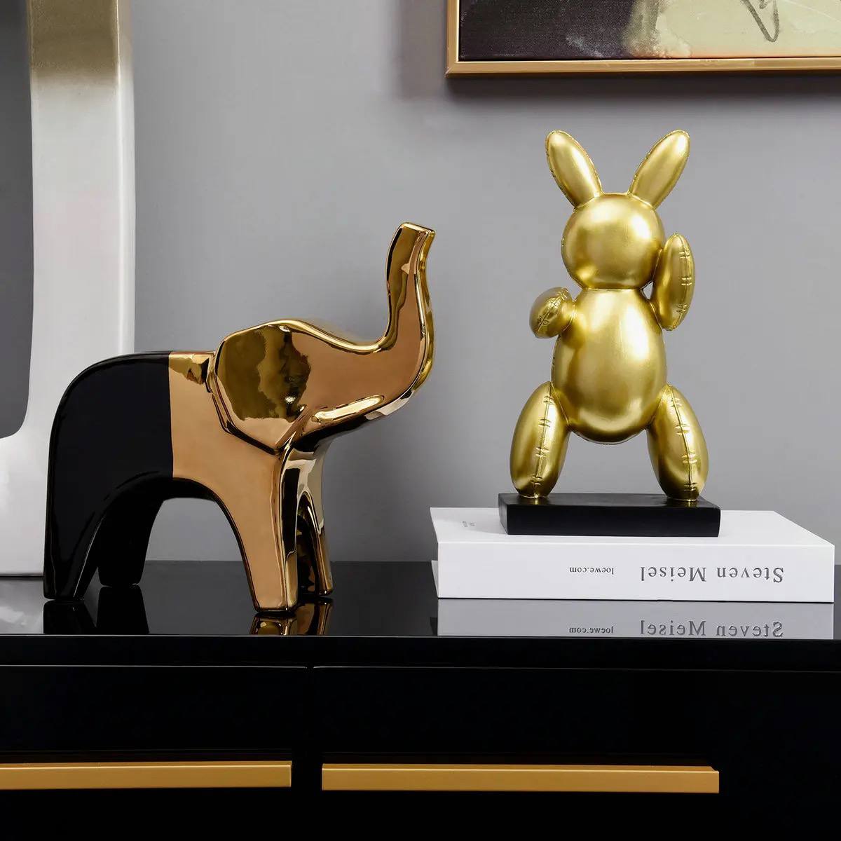 La statue est actuellement en place pour l'argent. Figurines pour l'intérieur