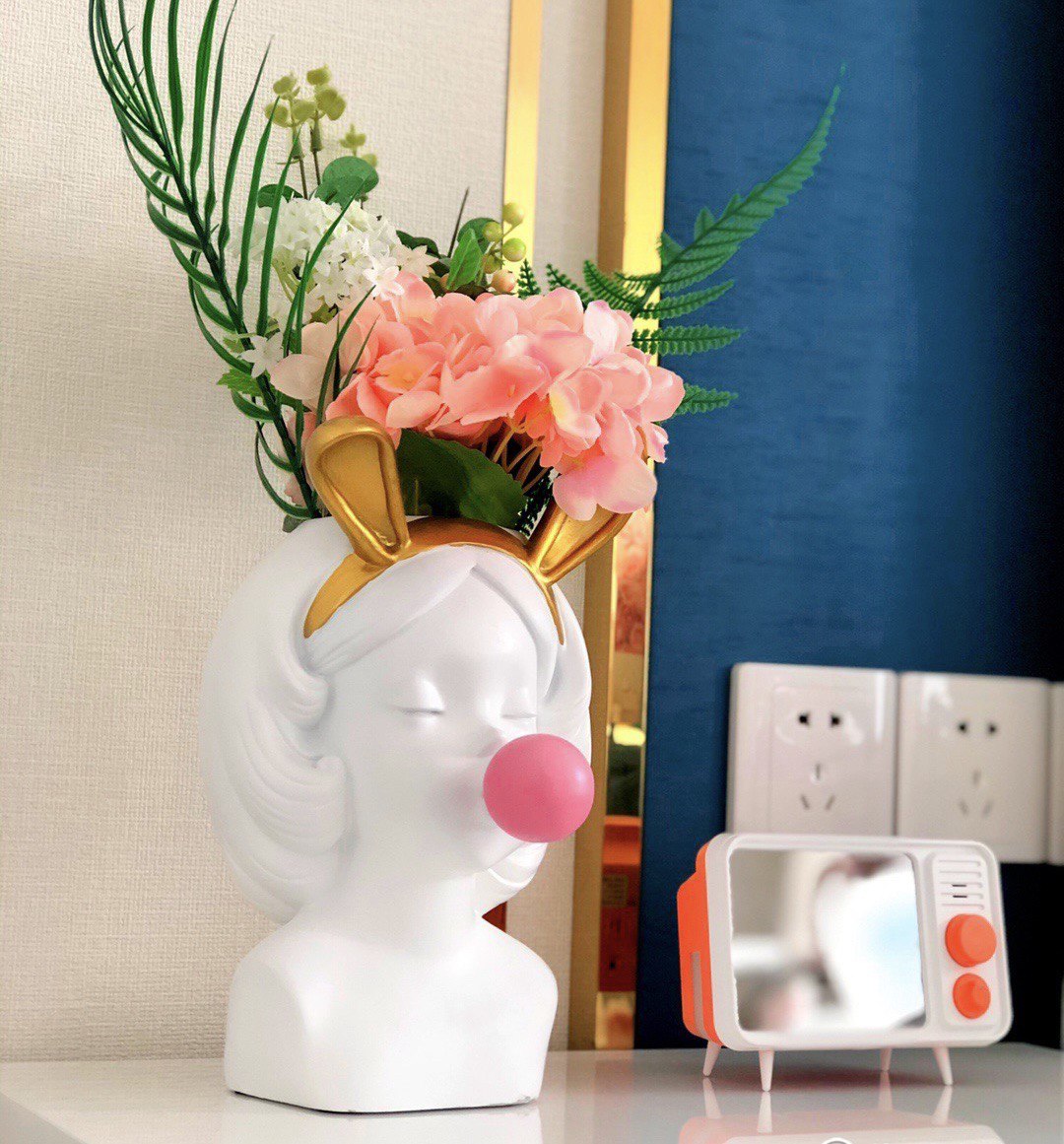 Flower vase girl white with gum 24 cm