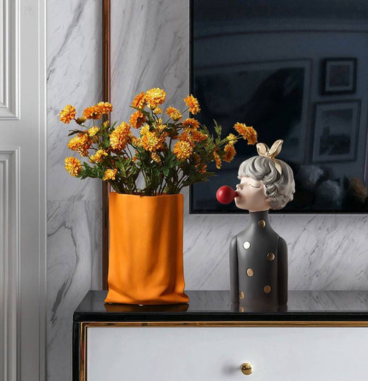 Figurine of a girl with chewing gum