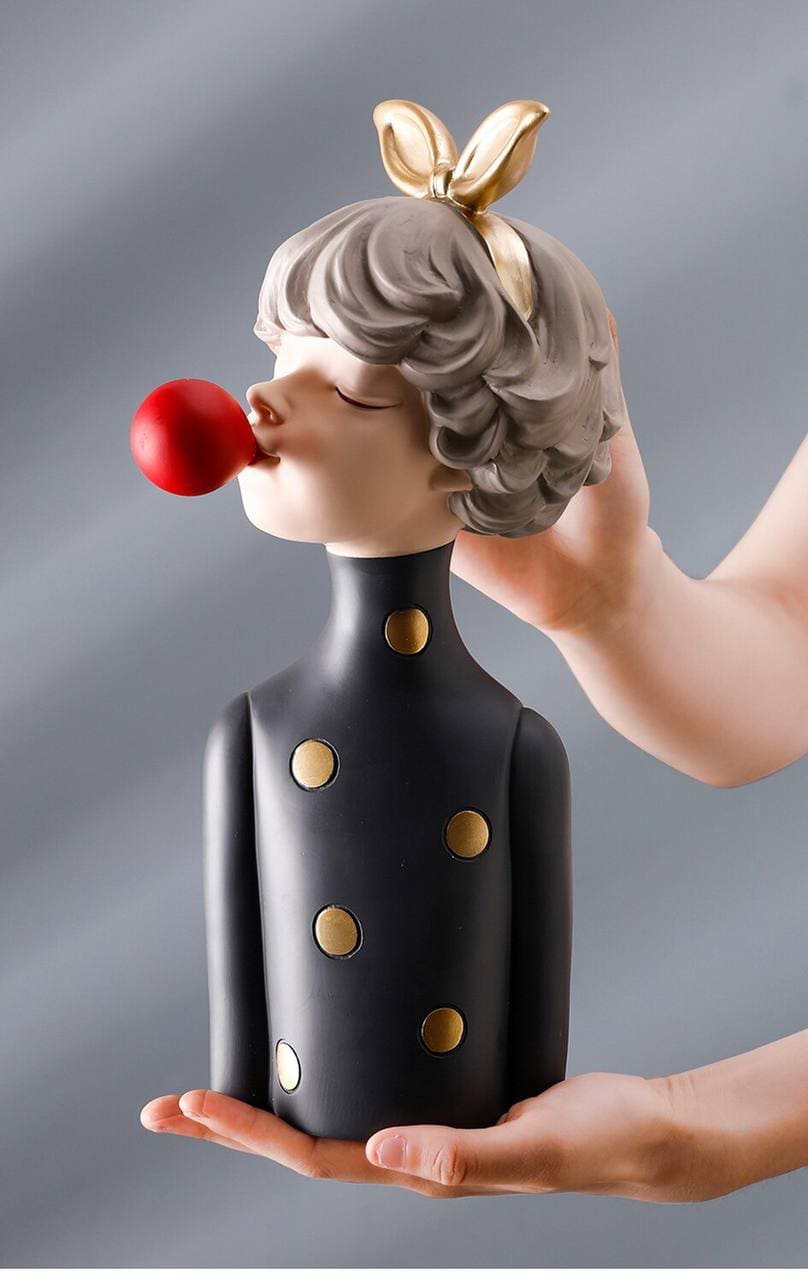 Figurine of a girl with chewing gum