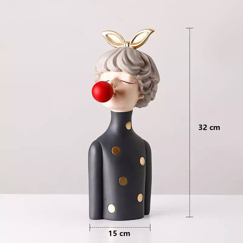 Figurine of a girl with chewing gum