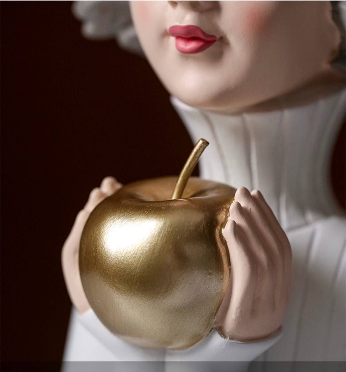 Статуетка дівчина з яблуком. Figurine décorative pour l'intérieur