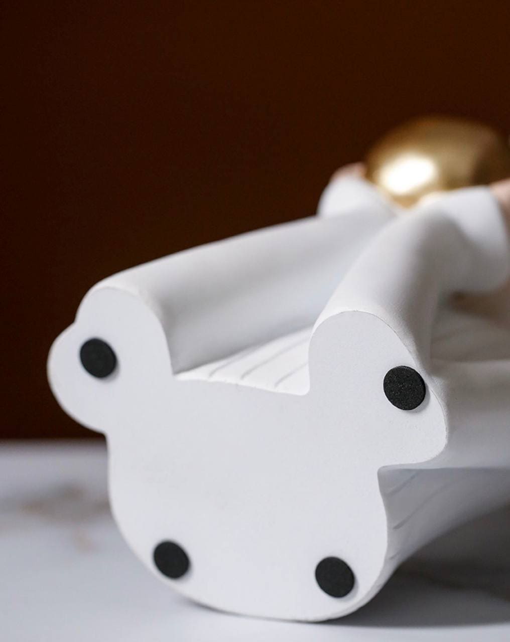 Статуетка дівчина з яблуком. Figurine décorative pour l'intérieur