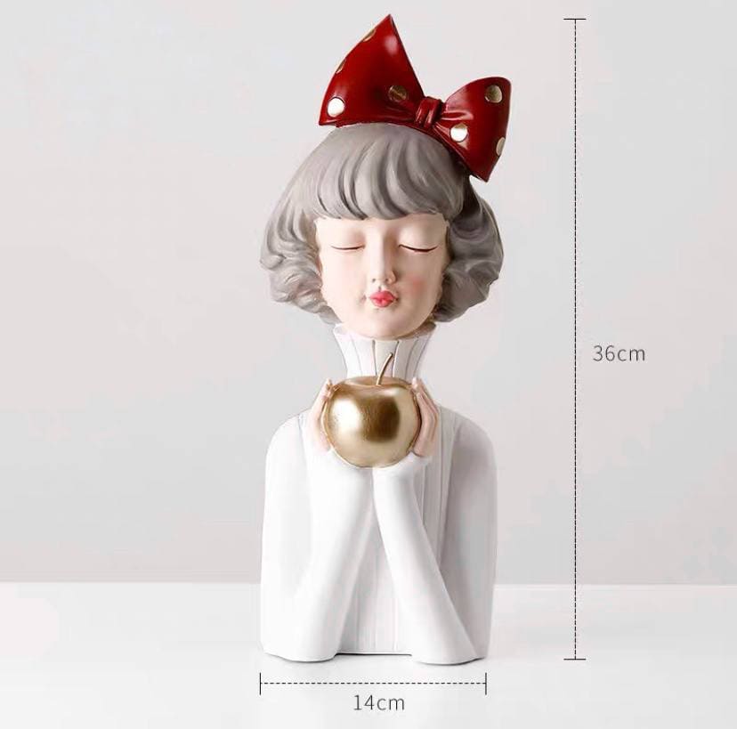Статуетка дівчина з яблуком. Figurine décorative pour l'intérieur
