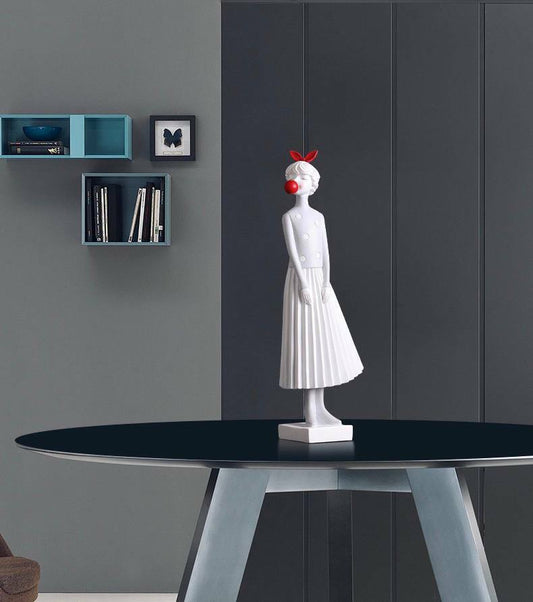 Figurine girl with chewing gum black and white