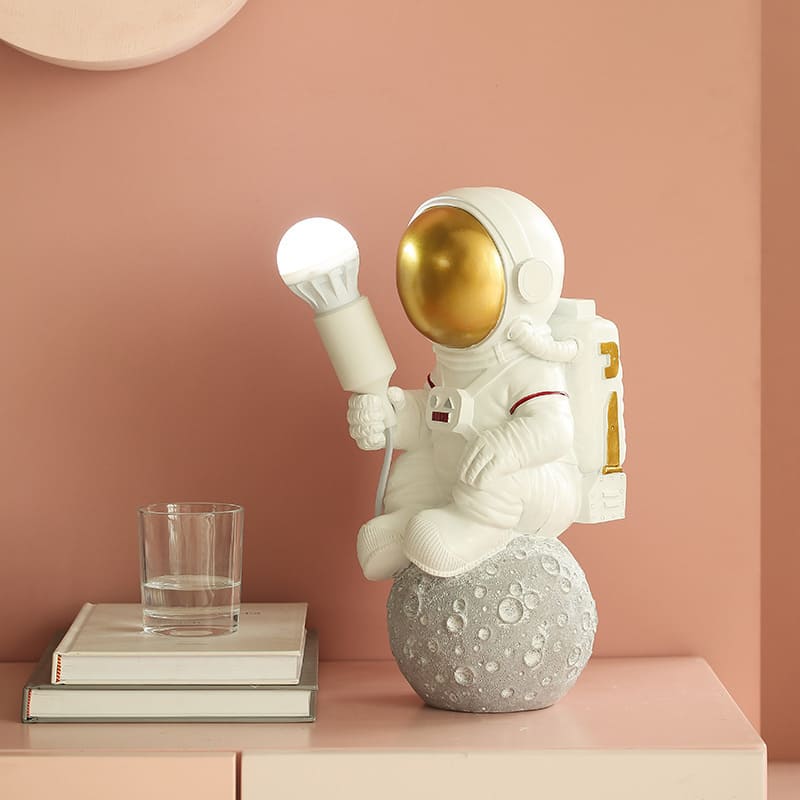 Настільний світильник космонавт на місяці білий. Décoration d'astronaute en style loft pour l'intérieur