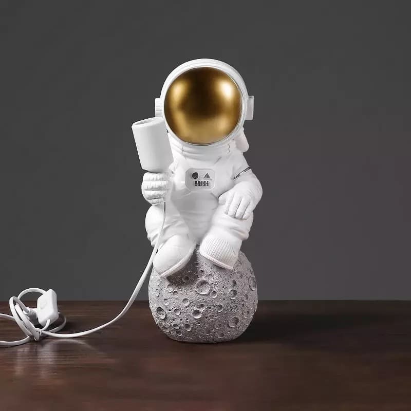 Настільний світильник космонавт на місяці білий. Décoration d'astronaute en style loft pour l'intérieur