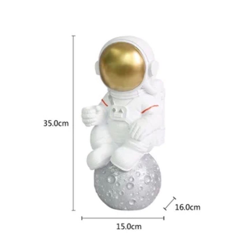 Настільний світильник космонавт на місяці білий. Décoration d'astronaute en style loft pour l'intérieur