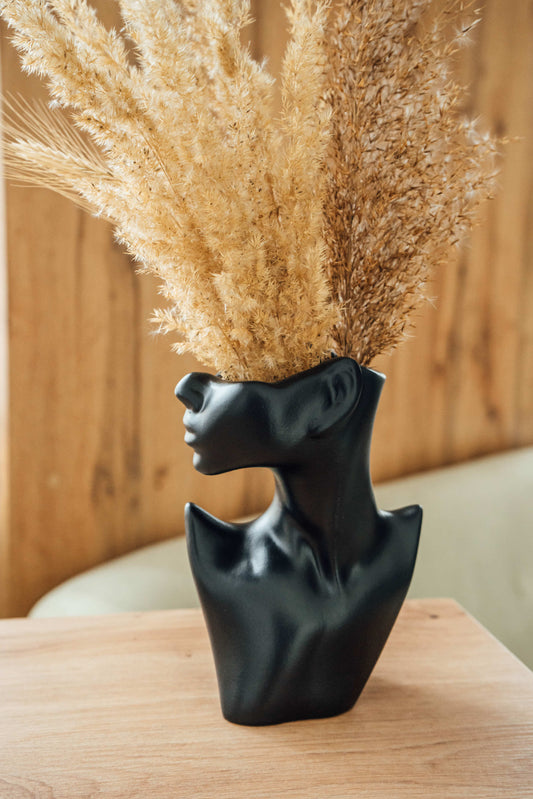 Vase black girl