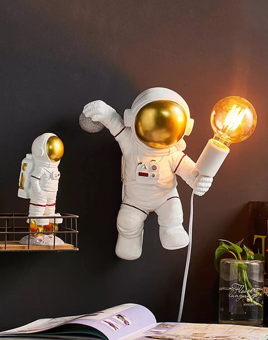 Astronaut wall lamp, white
