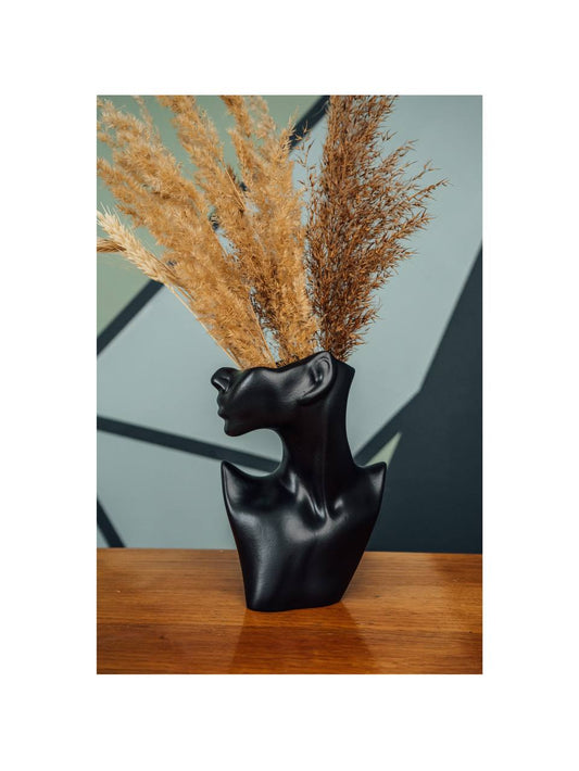 Vase black girl